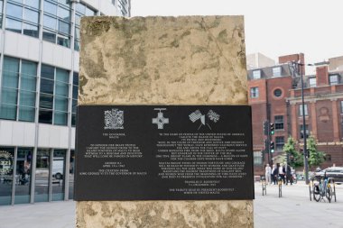 Londra, İngiltere - 24 Temmuz 2024: Malta George Cross Anıtı, İkinci Dünya Savaşı 'nda Malta Kuşatması anısına Londra' da dikilmiş bir savaş anıtıdır. (kenar 4)