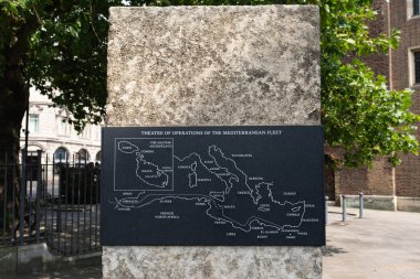 Londra, İngiltere - 24 Temmuz 2024: Malta George Cross Anıtı, İkinci Dünya Savaşı 'nda Malta Kuşatması anısına Londra' da dikilmiş bir savaş anıtıdır. (kenar 2)