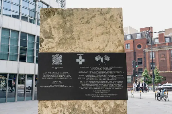 Londra, İngiltere - 24 Temmuz 2024: Malta George Cross Anıtı, İkinci Dünya Savaşı 'nda Malta Kuşatması anısına Londra' da dikilmiş bir savaş anıtıdır. (kenar 4)