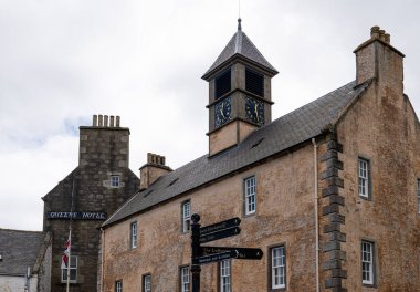 Lerwick, Shetland - 12 Temmuz 2024: Saat kulesinin arkasında Queen 's Hotel manzaralı Eski Tolbooth Hapishanesi.