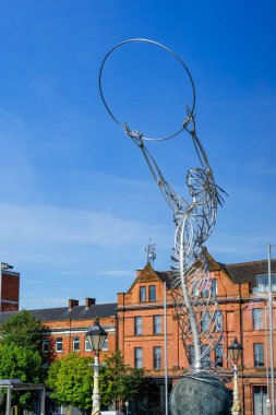 Belfast, Kuzey İrlanda - 17 Temmuz 2024: Şükran Günü Feneri (otobüs penceresinden çekilen) Lanyon Meydanı 'nda bulunan Andy Scott tarafından çekildi