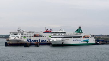 Holyhead, Galler, Birleşik Krallık - 18 Temmuz 2024: İrlanda Feribotlarının James Joyce 'u ve StenaLine' ın Stena Estrid 'i Holyhead' den Dublin, İrlanda 'ya seyahat ediyor.