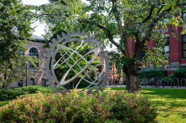 Halifax, Nova Scotia - 12 Eylül 2024: Dalhousie Üniversitesi kampüsündeki Medjuck Mimari Binası önündeki Armillary Küresi güneş saati.