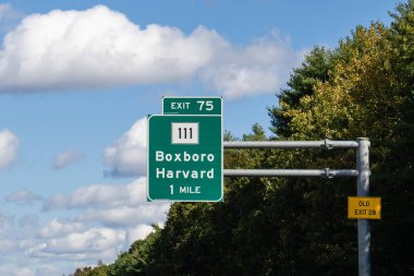 I-495 'ten I-111' e giden 75 numaralı çıkış Boxboro ve Harvard, Massachusetts 'e doğru.