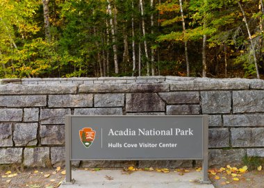 Bar Harbor, ME - 12 Ekim 2024 Acadia Ulusal Parkı Hulls Cove Ziyaretçi Merkezi Mayıs 'tan Ekim' e kadar Acadias ana ziyaretçi istasyonu ve ulaşım merkezidir..