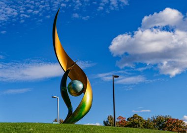 Manchester, New Hampshire - 9 Ekim 2024: Jonathan ve Evelyn Clowes 'un Vivace heykeli SNHU Arena önünde.