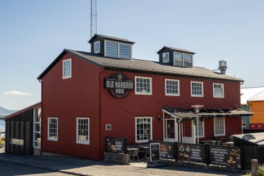 Reykjavik, İzlanda - 7 Temmuz 2024: Eski Liman Restoranı yiyecek, yerel bira ve İzlanda turları sunuyor.