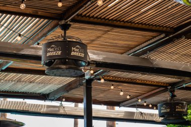 Scottsdale, AZ - 26 Kasım 2024: Mist 360 Breeze fikstürü, Sist America tarafından, bir restoranın açık oturma alanında müşterilerin Arizona sıcağında rahat etmesini sağlar.