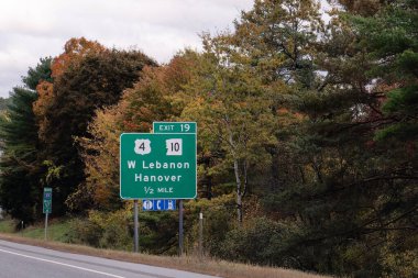 89 no 'lu otoban çıkışında çıkış tabelası 19 no' lu çıkış için ABD-4 ve NH-10 için Batı Lübnan ve Hanover, New Hampshire 'a doğru.