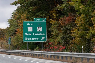 New London ve Sunapee, New Hampshire 'a doğru NH-11 ve NH-103A çıkışları için 89 no' lu otoyolda çıkış işareti.