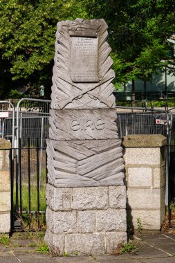 Dublin, İrlanda - 19 Temmuz 2025: Eire Anma Taşı, 1916 'da Mount Street Köprüsü Muharebesi' nde yükselen Paskalya Anıtı 'nın anıtıdır..
