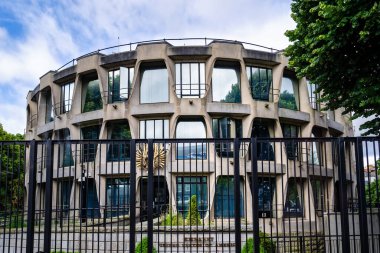 Dublin, İrlanda - 19 Temmuz 2025: Dublin 'deki Amerika Birleşik Devletleri Büyükelçiliği, İrlandalı mimar Michael Scott ile istişare içinde Amerikalı mimar John M. Johansen tarafından tasarlanmıştır..