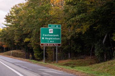 89. otobandaki çıkış tabelası NH-127 nolu çıkış için ContooCook ve West Hopkinton, New Hampshire 'a doğru.
