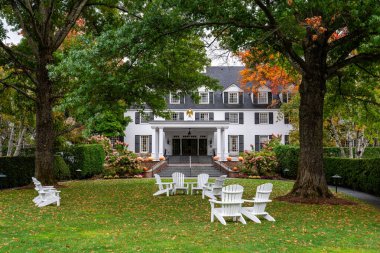 Woodstock, VT - 10 Ekim 2024: Woodstock Inn and Resort 2016 yılında Amerika Tarihi Otelleri 'ne kabul edildi