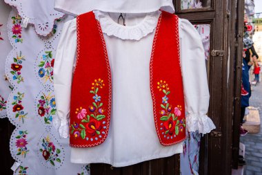 Macaristan 'ın Budapeşte kentindeki kale bölgesinde bir hediyelik eşya dükkanının önünde asılı elle işlenmiş eşyalar.