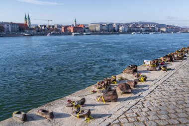 Budapeşte, Macaristan - 31 Ocak 2025: Tuna Güvertesindeki Ayakkabılar, Tuna Nehri 'nin kıyısında Tuna Çapraz Partisi üyeleri tarafından vurulan Macar Yahudileri için bir anıttır..