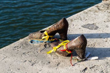 Budapeşte, Macaristan - 31 Ocak 2025: Bir çift demir kadın ayakkabısı Tuna Nehri üzerindeki ayakkabılar. Anıt.