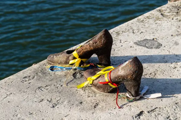 Budapeşte, Macaristan - 31 Ocak 2025: Bir çift demir kadın ayakkabısı Tuna Nehri üzerindeki ayakkabılar. Anıt.