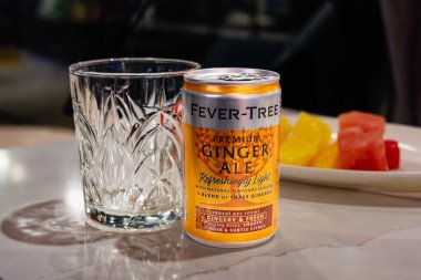 Londra, İngiltere - 19 Ocak 2025: 100 ml Ateş Ağacı Tazeleyici Zencefil Birası. Fever-Tree, Charles Rolls ve Tim Warrillow tarafından 2004 yılında kurulan bir İngiliz içki mikserleri prodüktörü.