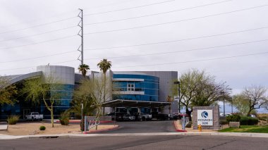 Chandler, AZ - 28 Mart 2025: Kovach Enclosure Systems (Kovach Enclosure Systems), metal panel ve cam duvar sistemlerinin entegre tasarımcısı, üreticisi ve montajcısıdır..