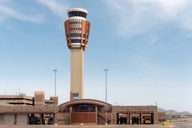 Phoenix, AZ - 31 Mart 2025: Havaalanı Trafik Kontrol Kulesi ve Phoenix İtfaiye İstasyonu 19: Phoenix Sky Harbor Uluslararası Havalimanı.