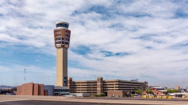 Phoenix, AZ - 31 Mart 2025: Phoenix Sky Harbor Uluslararası Havalimanı 'nda Havaalanı Trafik Kontrol Kulesi (ATCT) ve Terminal Radar Yaklaşım Kontrolü (TRACON).