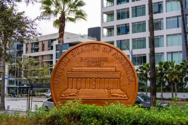 Long Beach, CA - 12 Mart 2025 Lincoln Park girişinde oturan Lincoln Penny 'nin 3,5 metrelik kopyasının arkası
