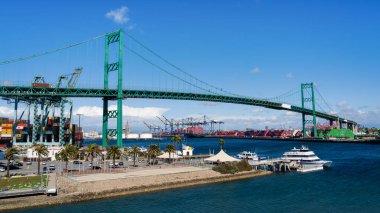 Long Beach, CA - 13 Mart 2025: Vincent Thomas Köprüsü Los Angeles Limanı 'nı geçer ve San Pedro ile Terminal Adası' nı birbirine bağlar..