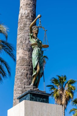 San Jose del Cabo, BCS, Meksika - 15 Mart 2025: Bu gözü bağlı Adalet Heykeli Comonfort Caddesi 'nde yer almaktadır.