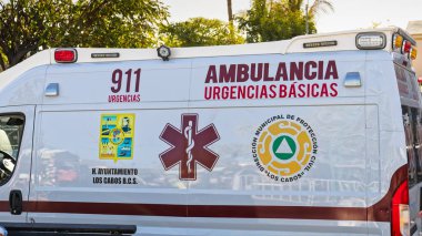 San Jose del Cabo, BCS, Meksika - 15 Mart 2025: Yaşam Yıldızı sembollü Ambulans, Belediye Sivil Savunma Departmanı logosu ve Los Cabos belediyesi Arma Birliği.