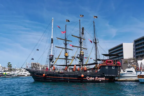 Cabo San Lucas, BCS, Meksika - 16 Mart 2025 Cabo Legend tur teknesi, 30 metre uzunluğunda ahşap bir yelkenli gemisi, Cabo Bay 'deki bir rıhtımda görüldü..