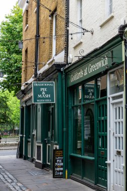 Londra, Birleşik Krallık - 23 Temmuz 2024: Greenwich mağazasında geleneksel turta ve yılan balıklarıyla püre işaretli Goddards.