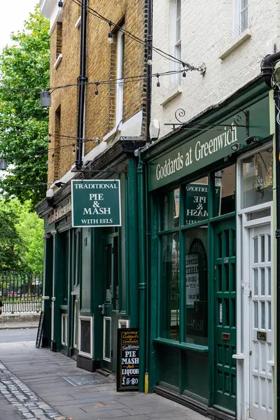 Londra, Birleşik Krallık - 23 Temmuz 2024: Greenwich mağazasında geleneksel turta ve yılan balıklarıyla püre işaretli Goddards.