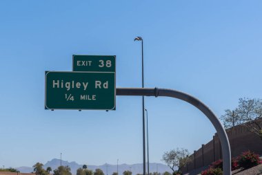 Arizona Eyaleti 202 kavşağındaki çıkış işareti, Santan Otoyolu, Phoenix, Arizona metropolitan bölgesinde, Higley Yolu için.