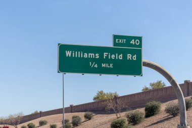 Arizona Eyaleti 202 kavşağındaki çıkış işareti, Santan Otoyolu olarak da bilinir, Phoenix, Arizona metropolitan bölgesinde, Williams Field Road için.