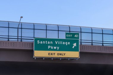 Arizona Eyaleti 202 kavşağındaki 41 no 'lu çıkış işareti, Santan Otoyolu olarak da bilinir, Phoenix, Arizona' da Santan Village Parkway için.