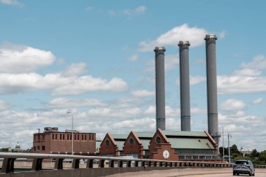 Providence, RI - 2 Haziran 2025: Manchester Caddesi Üretim İstasyonu, doğalgazla çalışan bir elektrik santrali, Starwood Enerji Grubu 'na aittir. Providence Nehri 'nin kıyısında, I-195' ten itibaren burada görülmektedir..