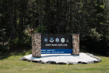 Bourne, MA - 3 Haziran 2025: Ortak Üs Cape Cod 'a giriş işareti, Hava Ulusal Muhafız, Ordu Ulusal Muhafız, Birleşik Devletler Sahil Güvenlik ve Uzay Kuvvetleri sembolleri.