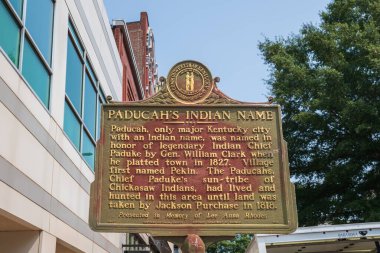 Paducah, KY - 12 Eylül 2021: Bu Tarih Topluluğu işareti, şehrin adını taşıyan Kızılderili Şefi Paduke 'u ve Paducah' ın Hintli ismi olan tek büyük Kentucky şehri olduğunu anlatıyor..