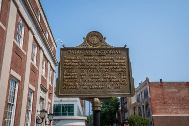 Paducah, KY - 12 Eylül 2021: Tarihsel Toplum işareti, Paducah 'ın Chickasaw yerlilerinin zamanından buhar çağına kadar olan tarihini resmeden postane binasının içindeki duvar resmini anlatıyor..