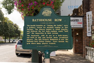 Hot Springs, Arkansas - 14 Eylül 2021: Büyük Lig oyuncularının eğitim sırasında hamamların kullanıldığı tarihsel Beyzbol Patikası tabelası.