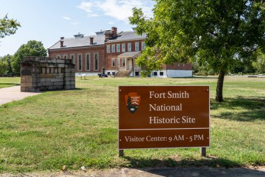 Fort Smith, AR - 15 Eylül 2021: Fort Smith Ulusal Tarihi Sitesi sınırdaki ve Kızılderili Bölgesi 'ndeki yaşam tarihinin yaklaşık 80 yılını muhafaza etmektedir..