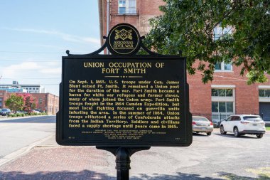 Fort Smith, AR - 15 Eylül 2021: Fort Smith İşgali Tarihi Arkansas İç Savaş Sesquicentennial Komisyonu tarafından bu işaretle anlatılmıştır..