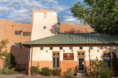 Santa Fe, New Mexico - 24 Eylül 2021: Bakireler Aziz ve Melekler, San Miguel de Allende, Meksika 'da el yapımı koruma ve iyi şans sembolleri içeren lüks mücevherler satmaktadır..