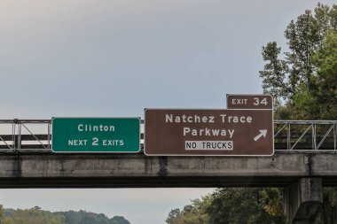 Clinton, Mississippi 'deki I-20 çıkışında 34. çıkış için Natchez Trace Parkway' e çıkış işaretleri. Kahverengi işaretler turistik, kültürel ya da tarihi önemi olan turistik merkezleri gösteriyor