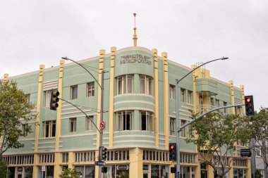 Long Beach, California - 12 Mart 2025 Metropolitan Oteli tarihi bir kent simgesi olarak gösterilir. Yerel mimar W. Horace Austin Streamline Moderne tarzı Art Deco 'nun ön yüzünü tasarladı.