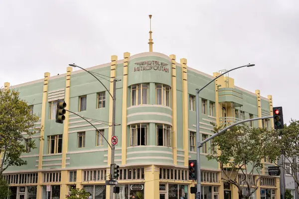 Long Beach, California - 12 Mart 2025 Metropolitan Oteli tarihi bir kent simgesi olarak gösterilir. Yerel mimar W. Horace Austin Streamline Moderne tarzı Art Deco 'nun ön yüzünü tasarladı.