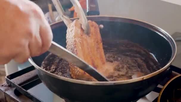 揚げスーパークリスピーポーク腹 パンセタA Pururuca 沸騰した油を注ぐ パンセタをクラック作る — ストック動画