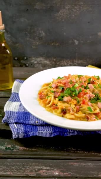 Piatto Spaghetti Con Pezzi Prosciutto Pomodoro Scenario Rustico Due Angoli — Video Stock