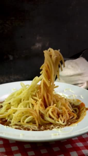 Bord Pasta Rustieke Setting Twee Video Een Vork Trekken Spaghetti — Stockvideo